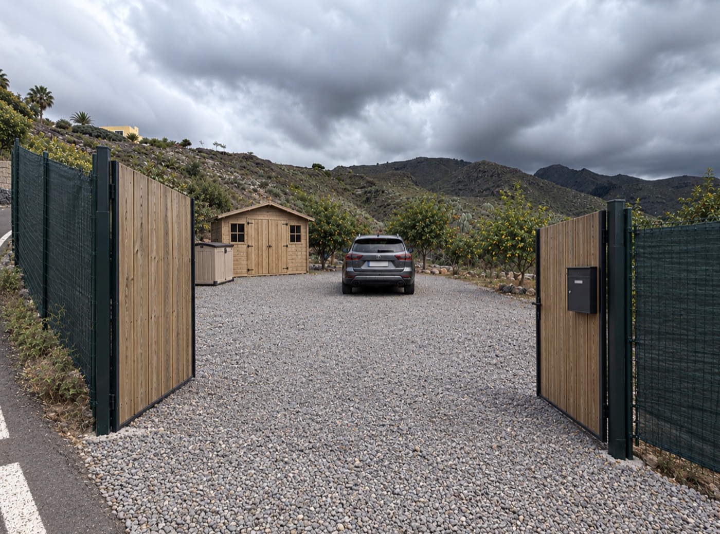 Entrance to the Las Moraditas pickup point, with a wooden gate and gravel drive